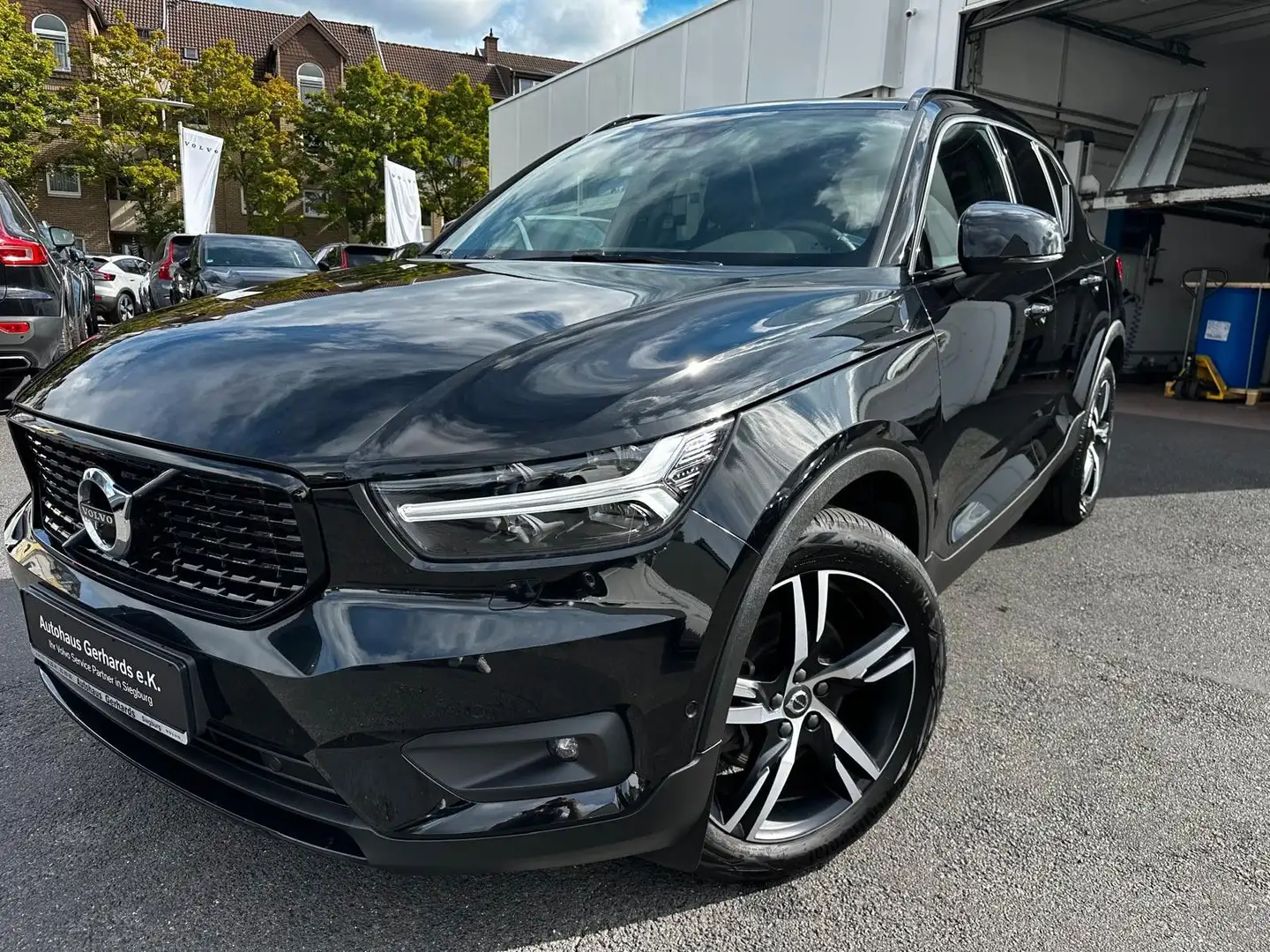 Volvo XC40 B4 R-Design Pano, 360°, ACC, Voll LED, el.Si Noir - 1