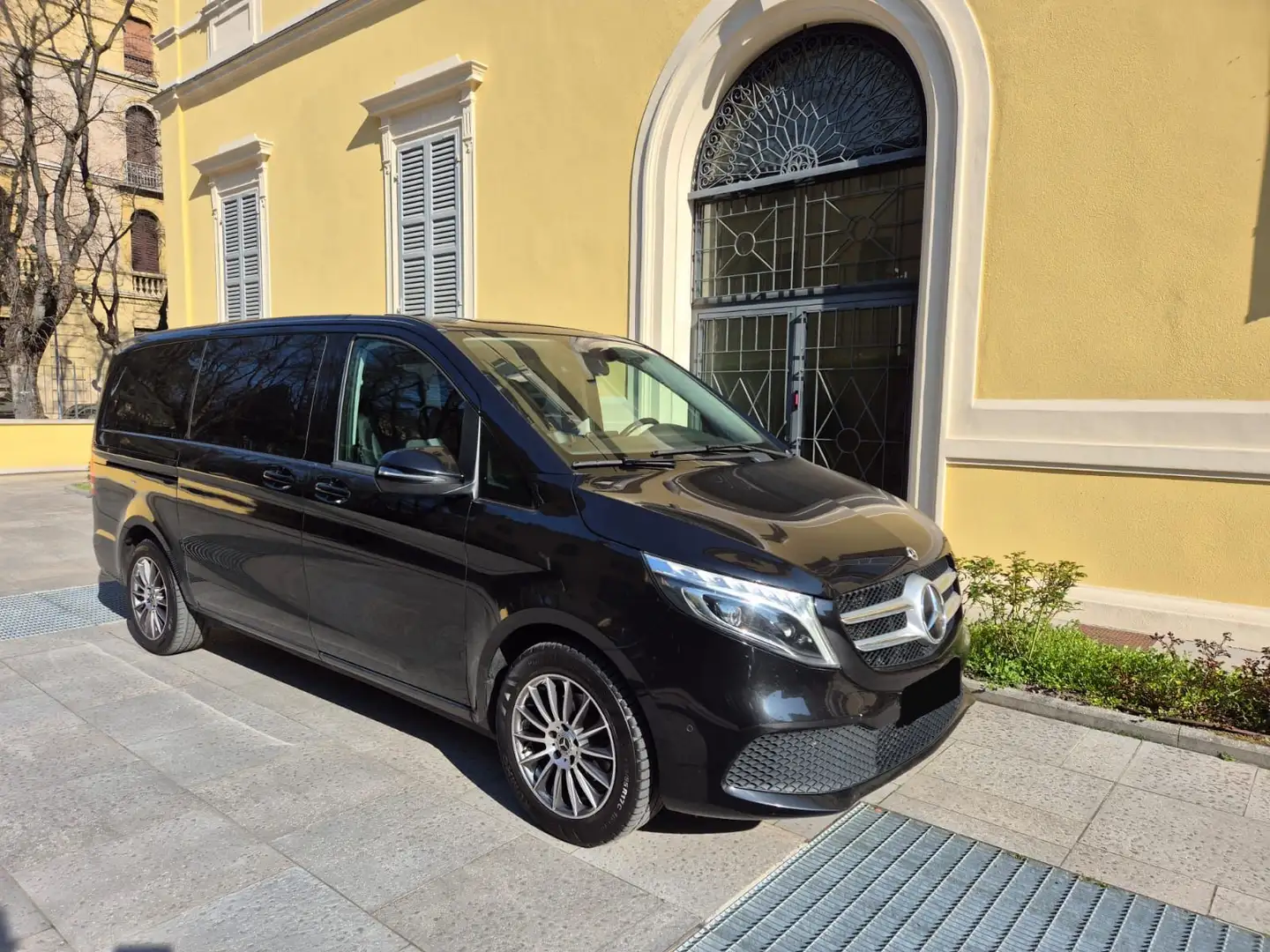 Mercedes-Benz V 220 V Long 220 d Premium auto Pelle 7 Posti Schwarz - 2