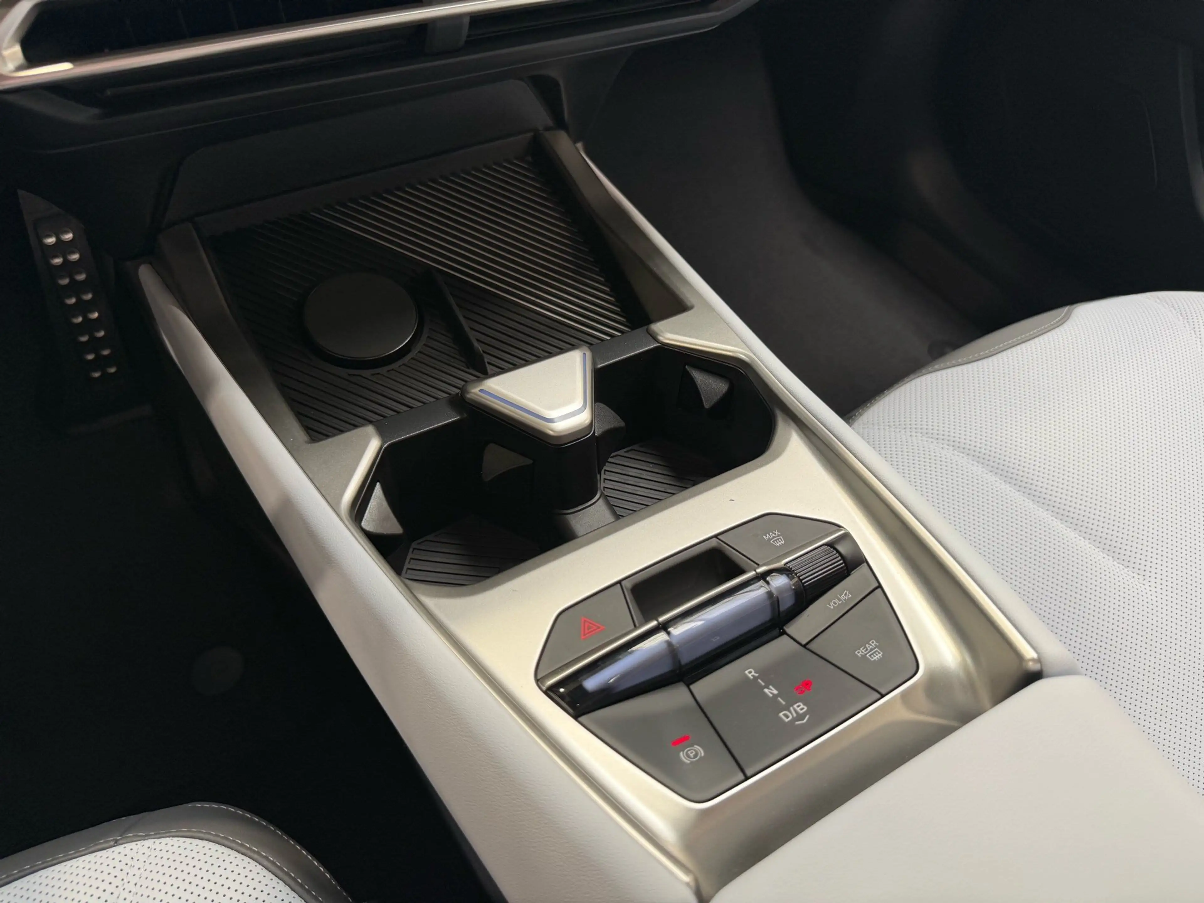 BMW i3 50 xDrive M Sportpaket 20"AHK 3D HUD Inno Pano — photo 15