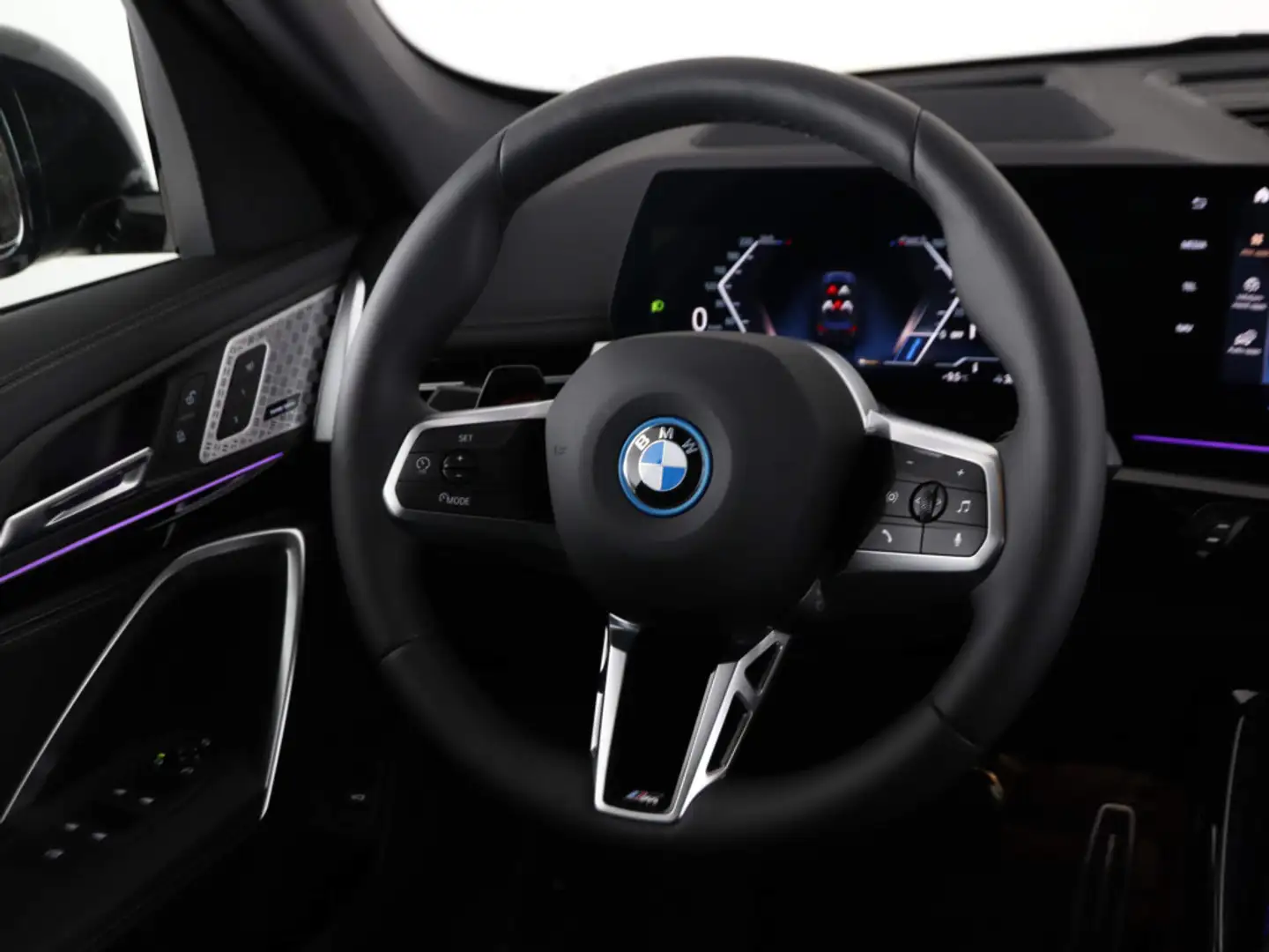 BMW iX1 xDrive30 M-Sport Zwart - 2