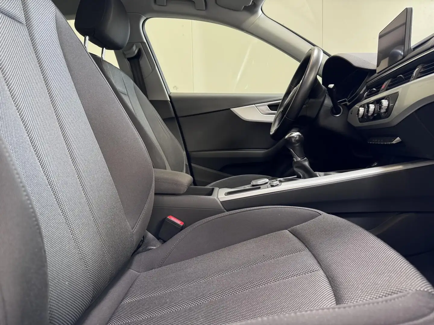 Audi A4 Berline 2.0 TDI Ultra Man. - Airco - GPS - Tops... Grijs - 2