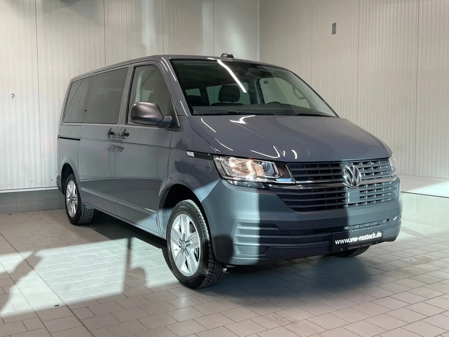 Volkswagen T6.1 Kombi 2.0 TDI NAVI TEMPO KLIMA RFK Grau - 2
