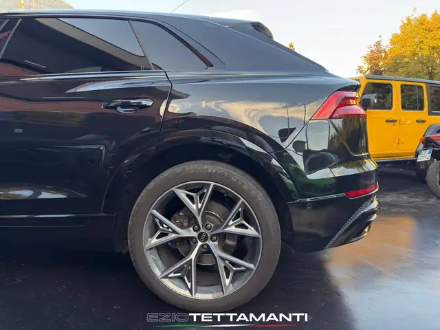 Audi Q8 view 14
