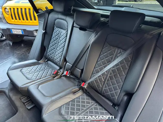 Audi Q8 view 28