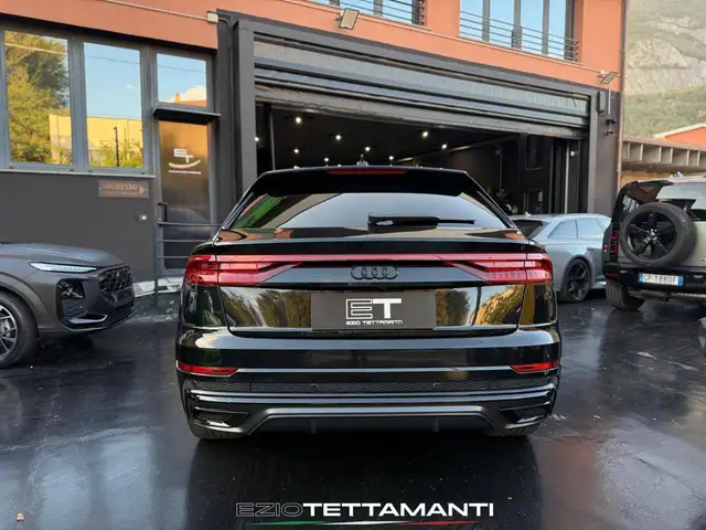 Audi Q8 view 17