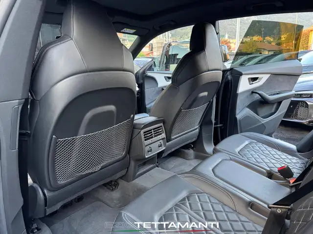 Audi Q8 view 27
