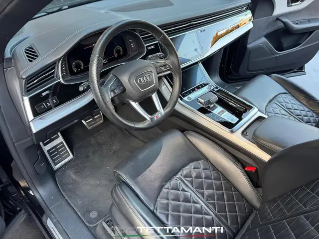Audi Q8 view 25