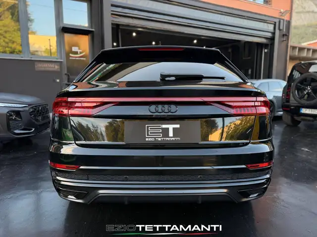 Audi Q8 view 16
