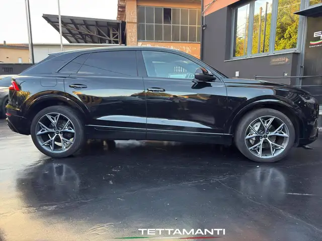 Audi Q8 view 3