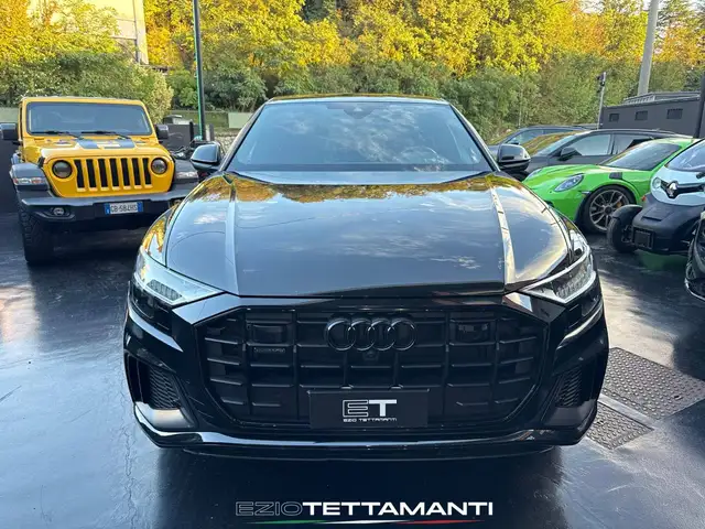 Audi Q8 view 8