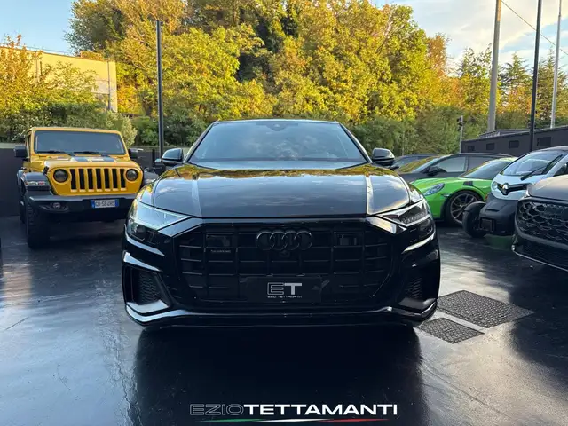 Audi Q8 view 5