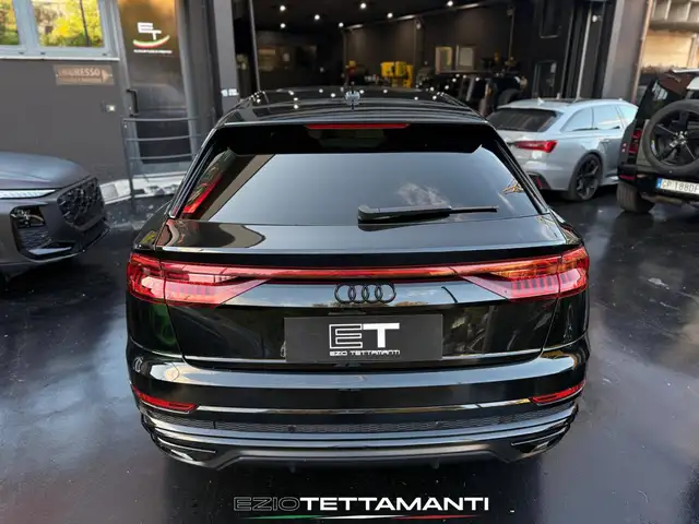 Audi Q8 view 15