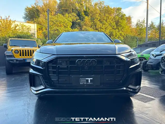 Audi Q8 view 7