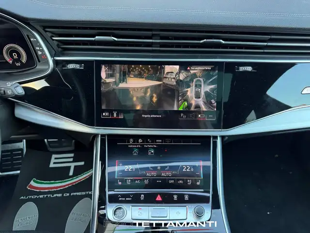 Audi Q8 view 20