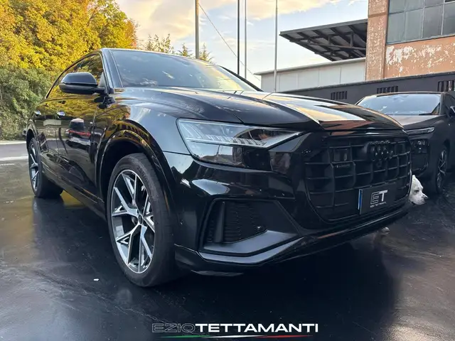 Audi Q8 view 11