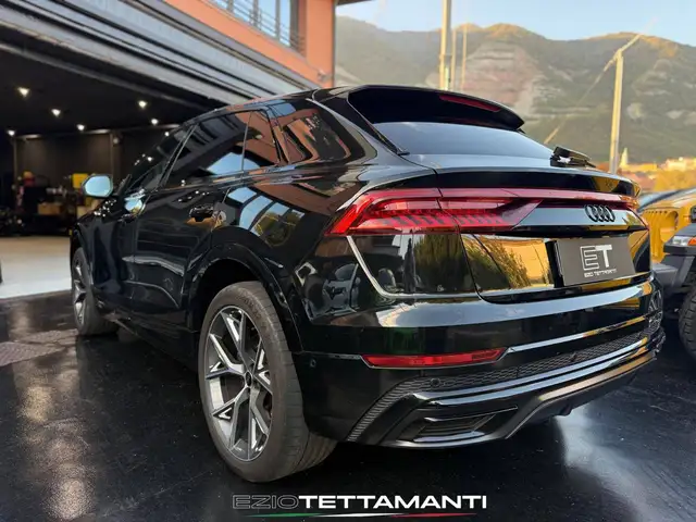 Audi Q8 view 12