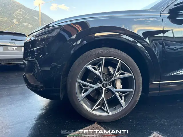 Audi Q8 view 18