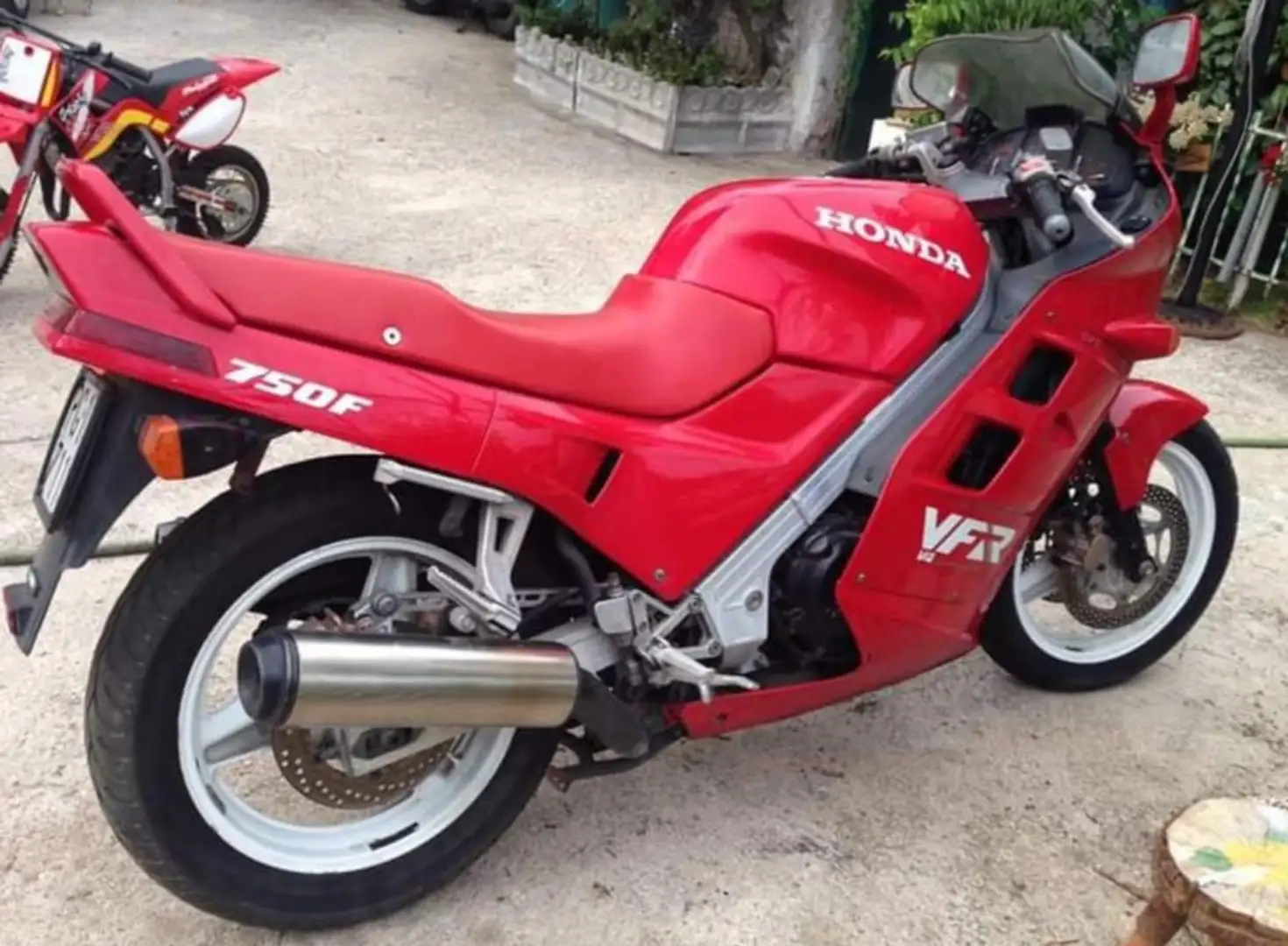 Honda VFR 750 Red - 1