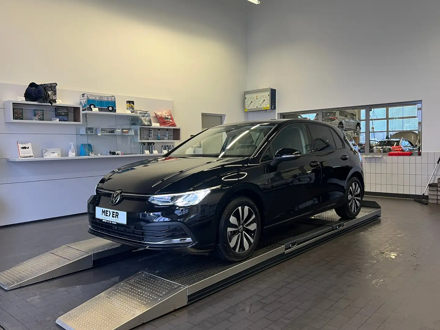 Volkswagen Golf VIII MOVE 1.5 eTSI DSG *AHK, LED, App-Connnect, 1 Black - 2