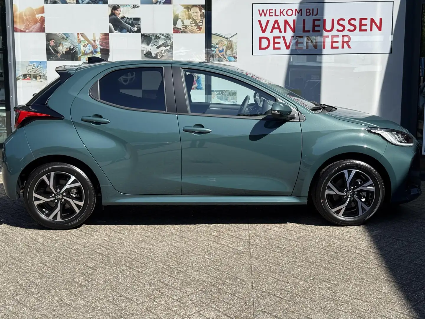 Toyota Yaris 1.5 Hybrid 115 Dynamic NIEUW UIT VOORRAAD LEVERBAA Groen - 2