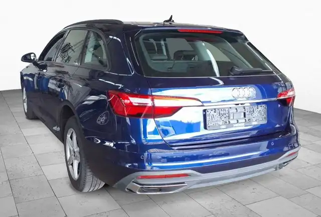 Audi A4 view 4