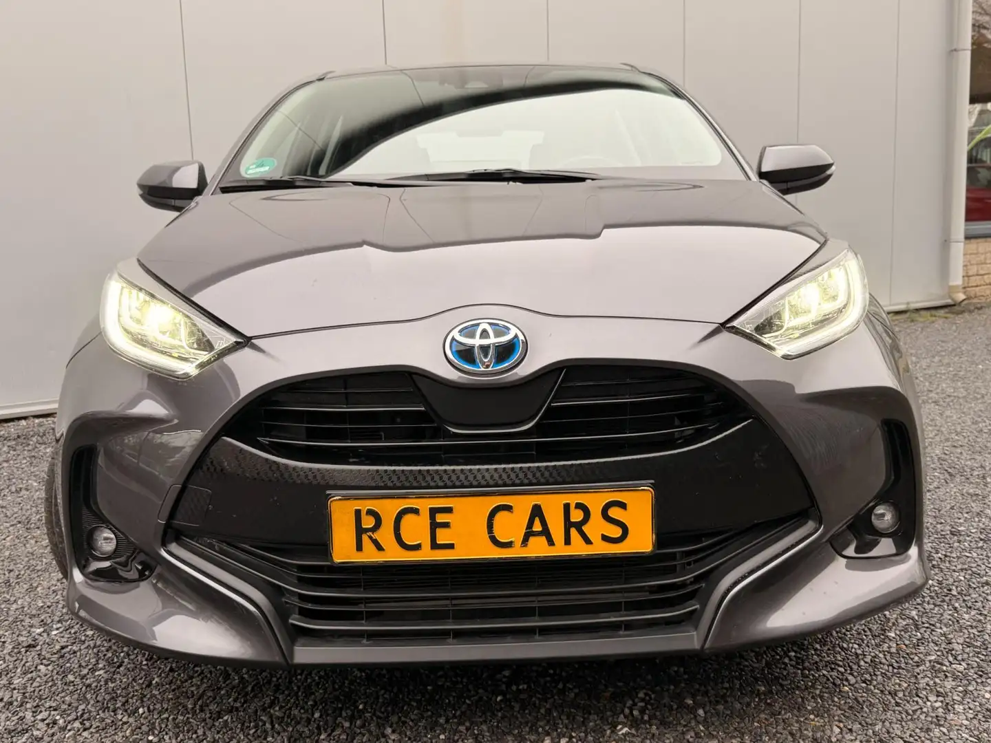 Toyota Yaris 1.5 Hybrid Team ACC Carplay Stoelverw DAB Clima KM Grijs - 2