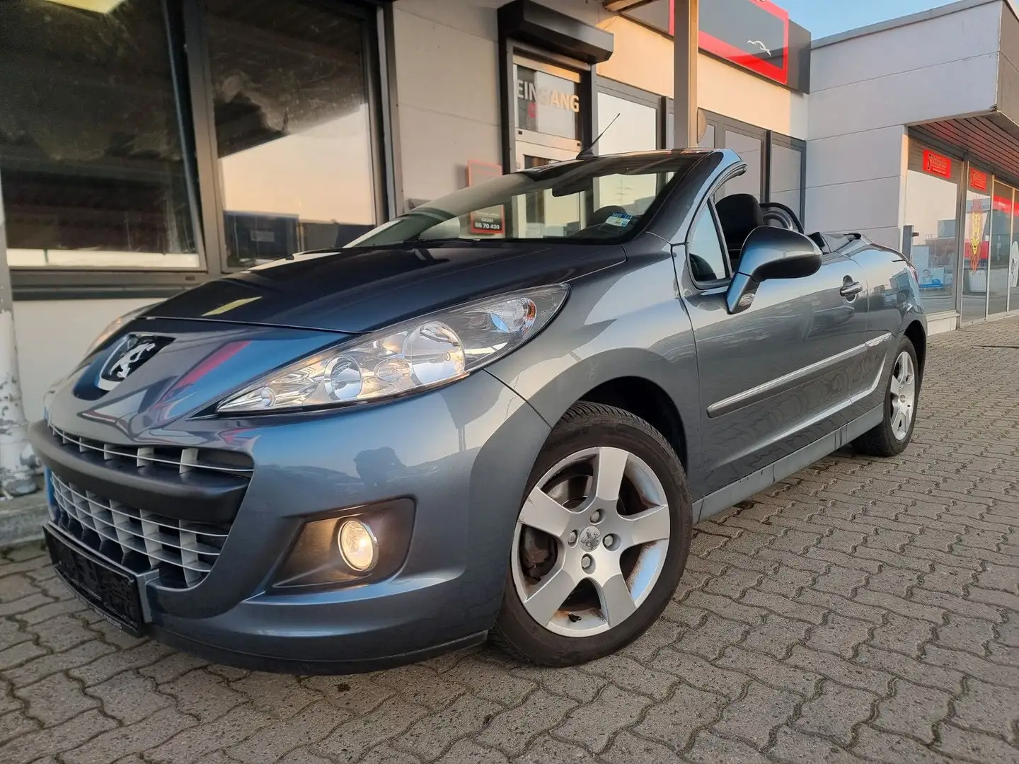 Peugeot 207 CC Cabrio1.6 HDI  Premium 1-Hand Scheckheft Grijs - 2