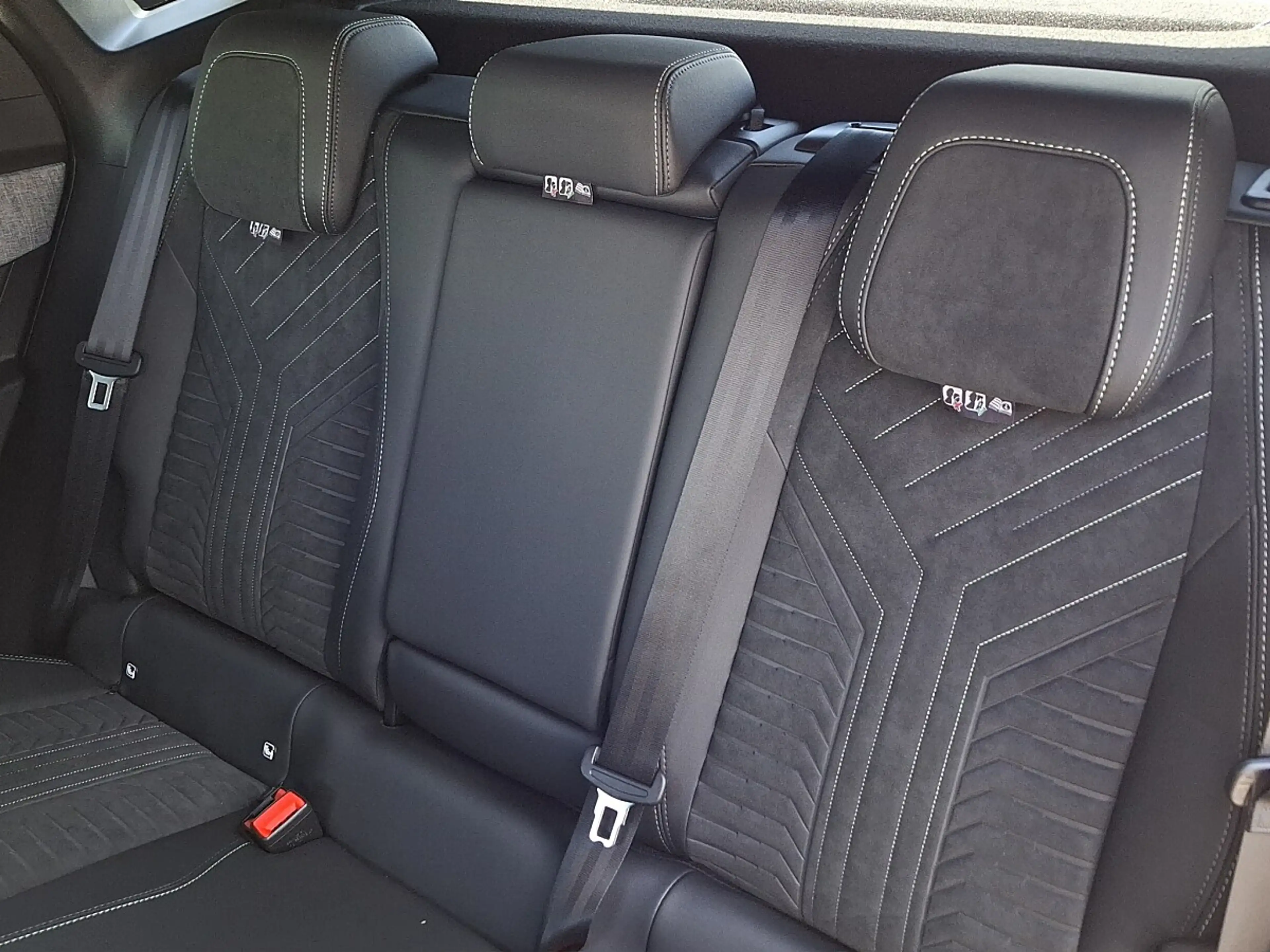 Peugeot 3008 Elektro 210 73kWh — photo 10