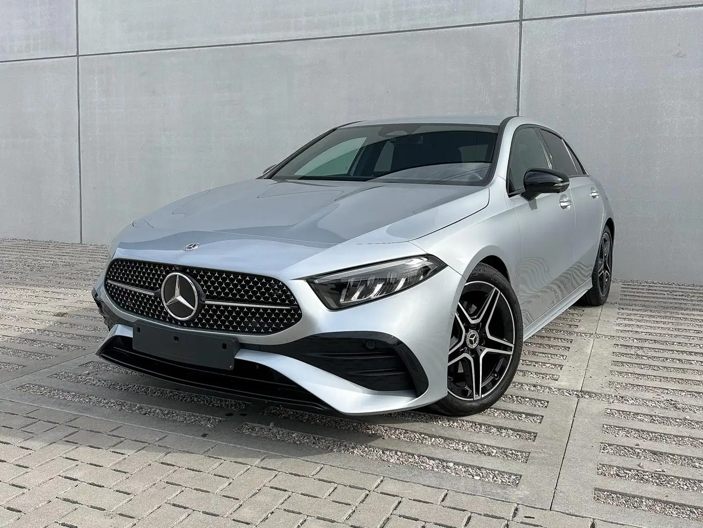 Mercedes-Benz A 180 A 180 7G-DCT AMG Line | 360° camera | Zetelverw Argent - 1