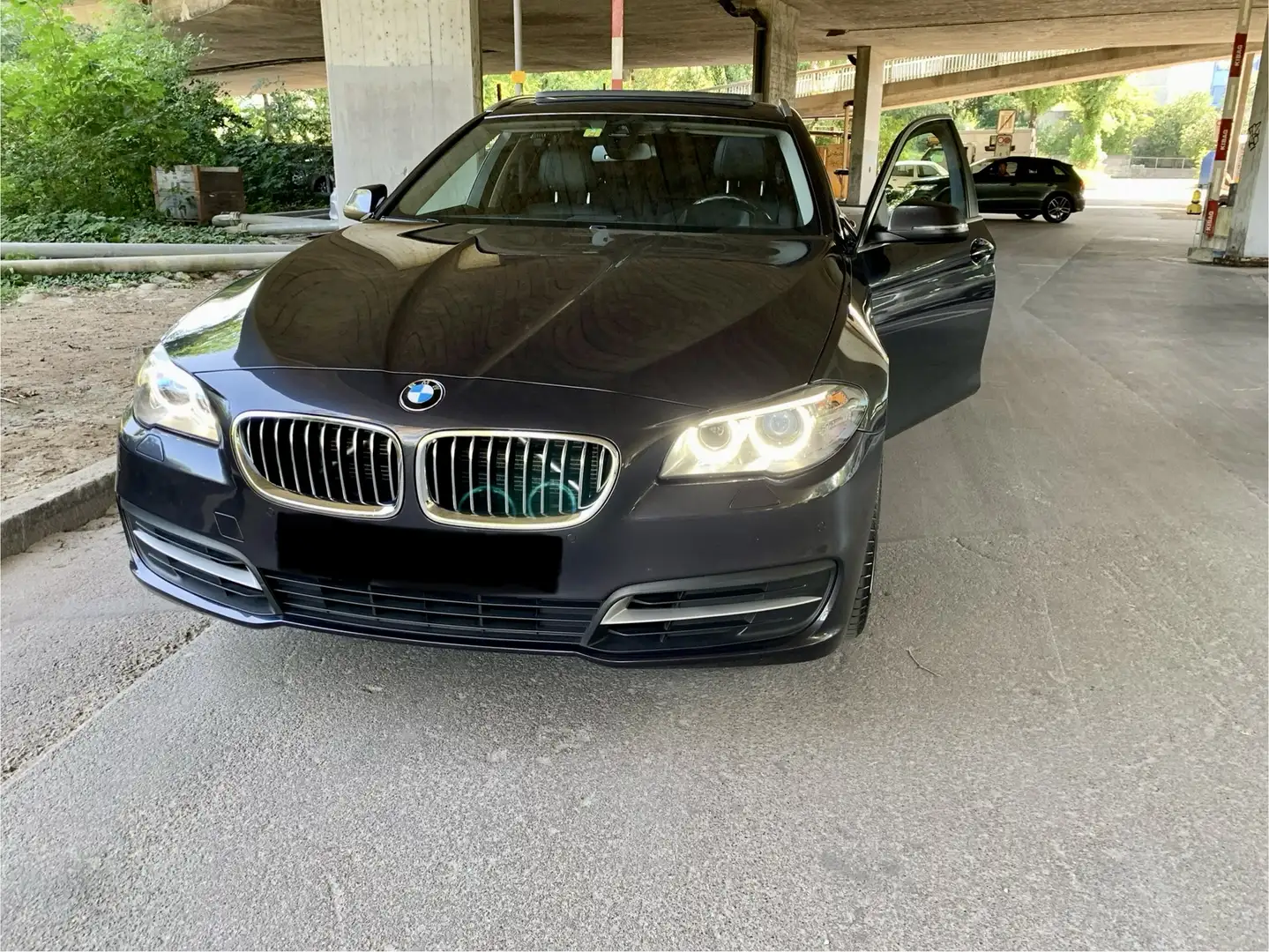BMW 520 520d xDrive Touring Aut. Luxury Line Schwarz - 1