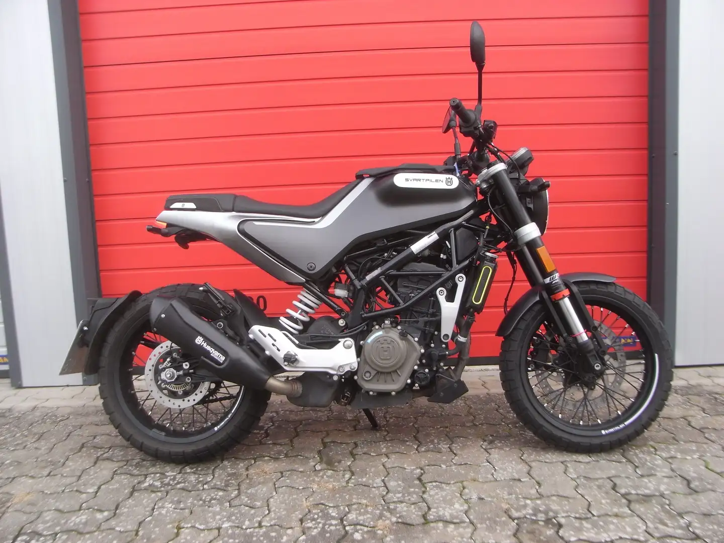 Husqvarna Svartpilen --125 -- Neuer Service -- Wenig KM !!! Schwarz - 2