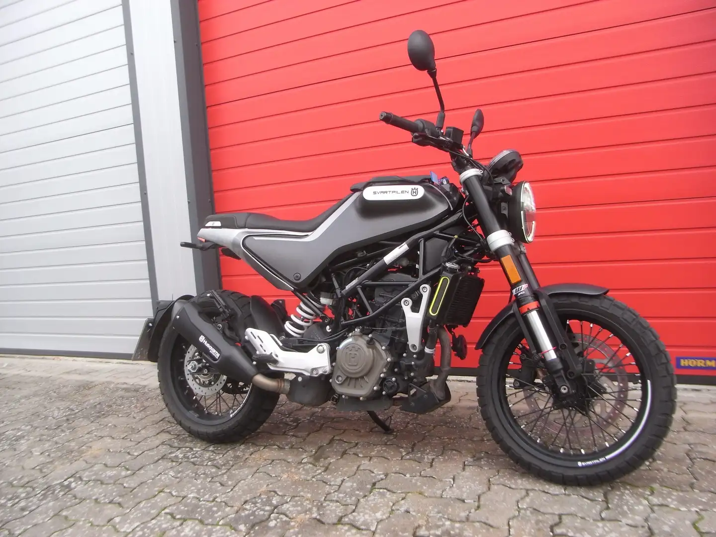 Husqvarna Svartpilen --125 -- Neuer Service -- Wenig KM !!! Schwarz - 1