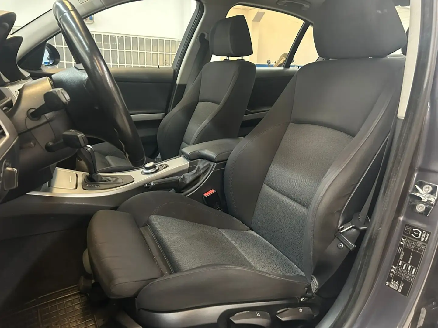BMW 320 320d Aut. Grau - 2