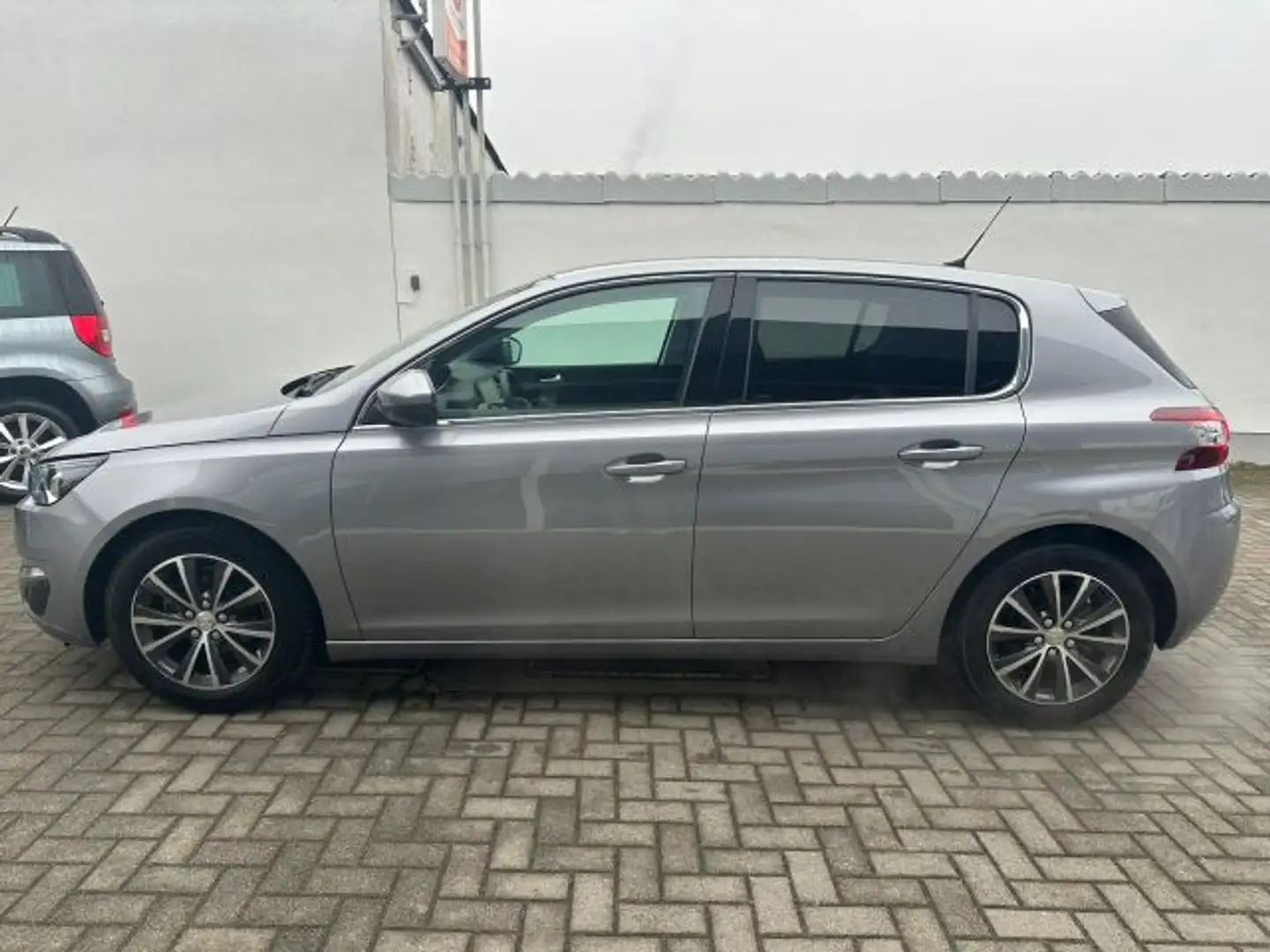 Peugeot 308 PureTech 110 Stop & Start Allure Silber - 2