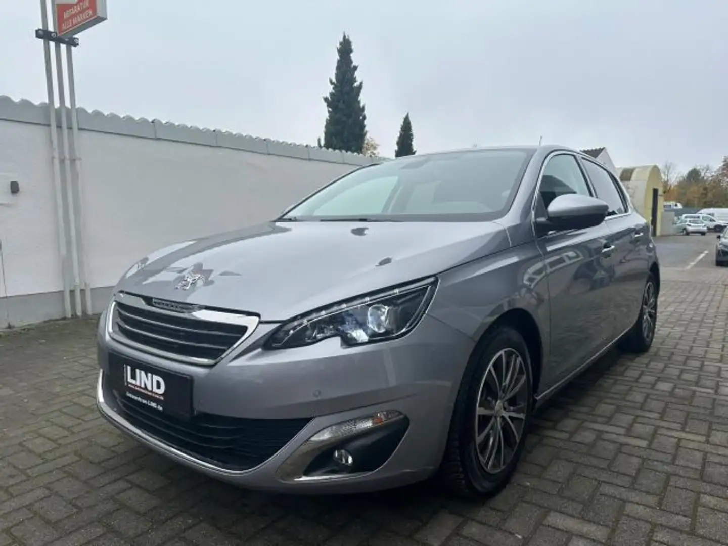 Peugeot 308 PureTech 110 Stop & Start Allure Silber - 1