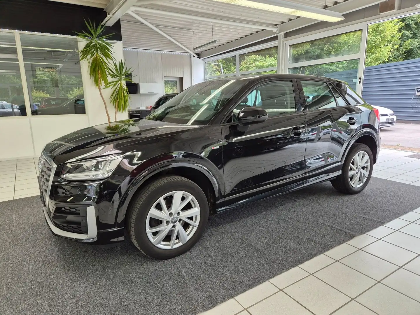 Audi Q2 design*S-LINE*SHZ*AHK*LED*NAVI*TÜVNEU Schwarz - 1