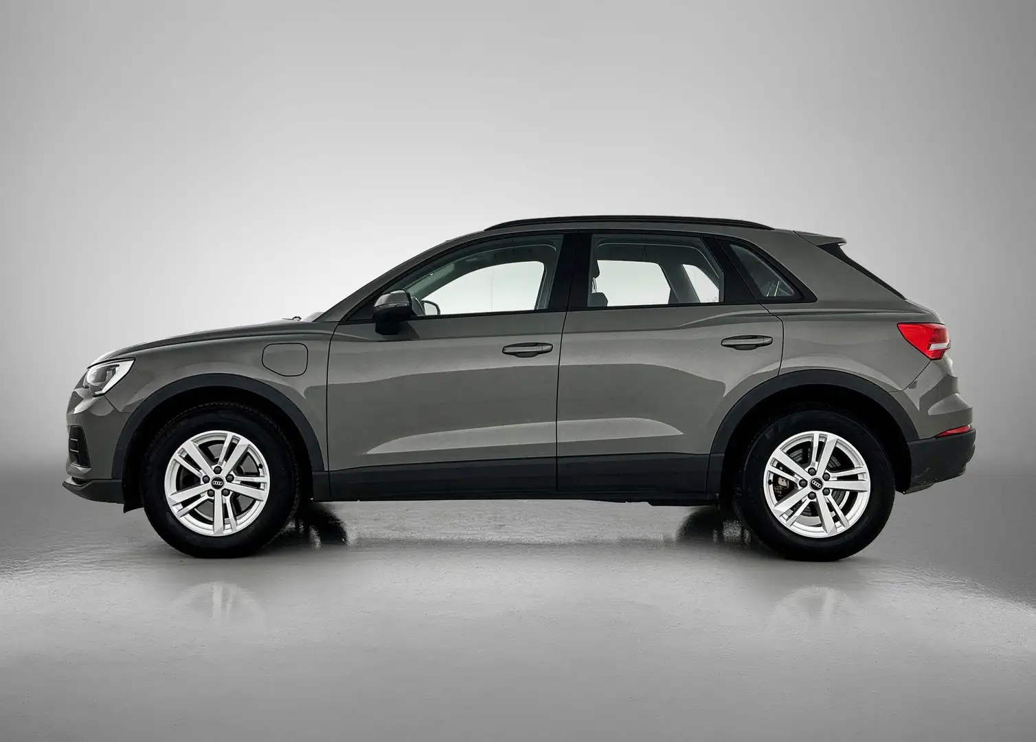 Audi Q3 45 TFSI e edition 245 PK | Automaat | Navigatie | Grijs - 2
