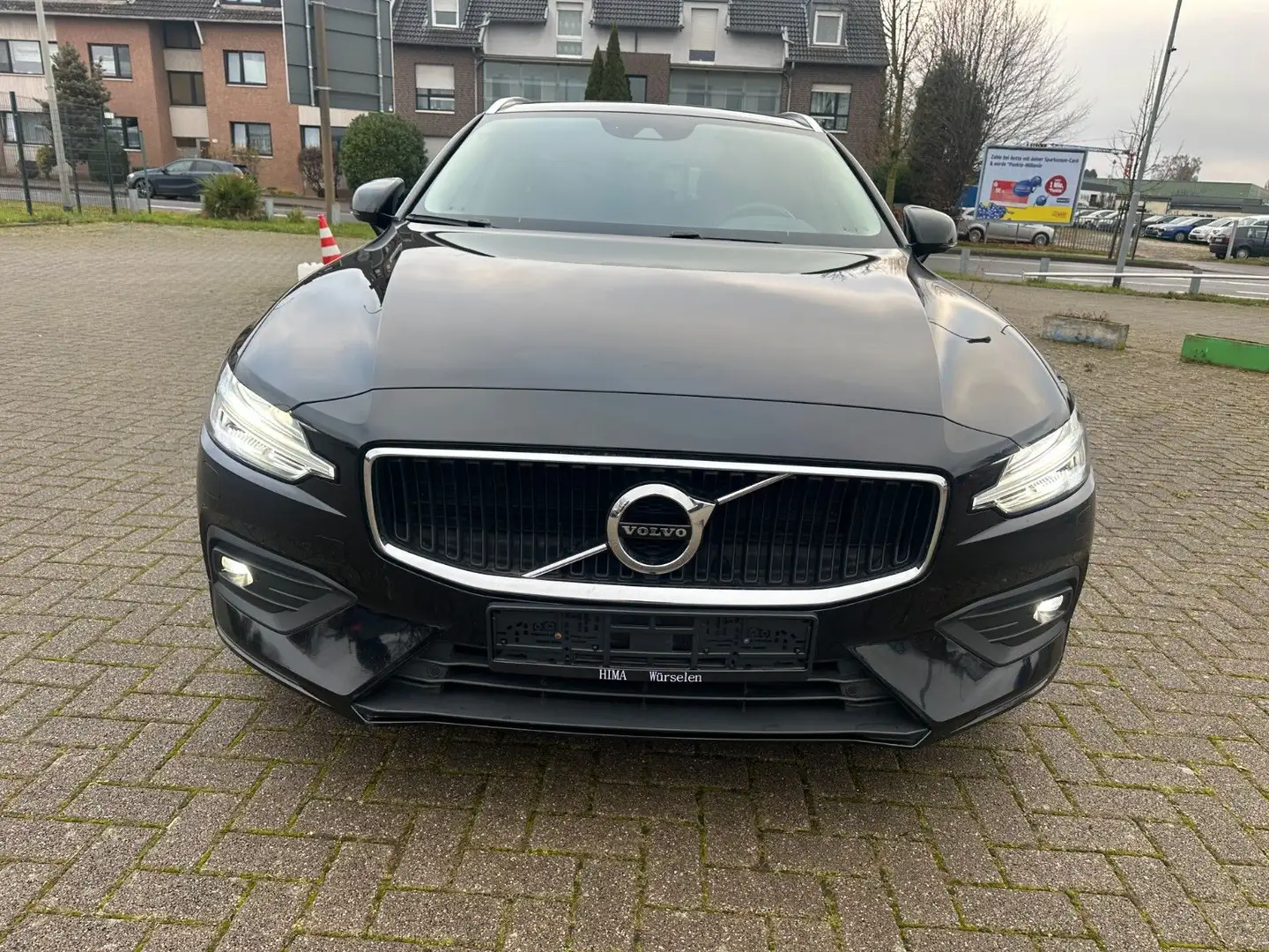 Volvo V60 Kombi Momentum Pro Schwarz - 2