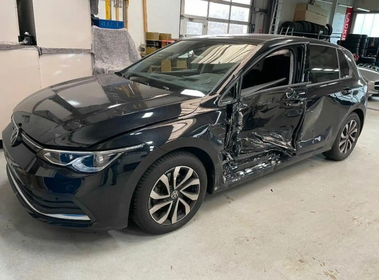 Volkswagen Golf VIII Lim. Active *UNFALL* Negro - 2