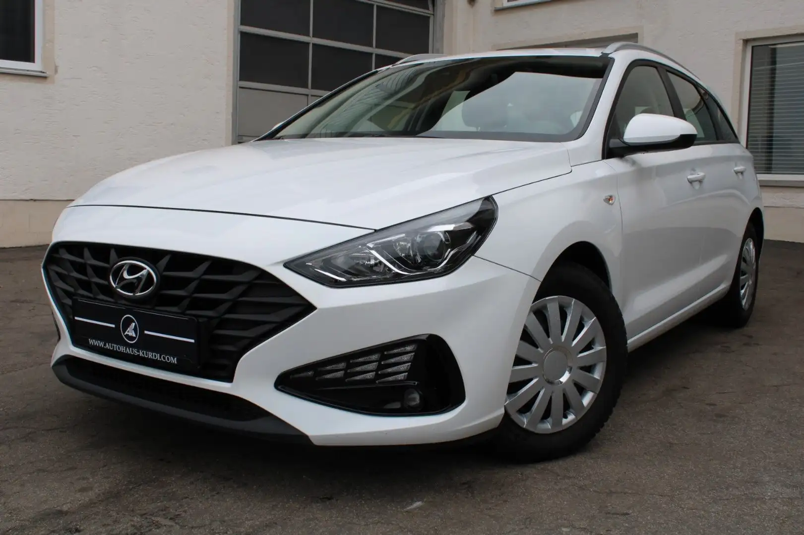 Hyundai i30 T-GDI cw Select Mild-Hybrid KLIMA PDC TEMPO Weiß - 1