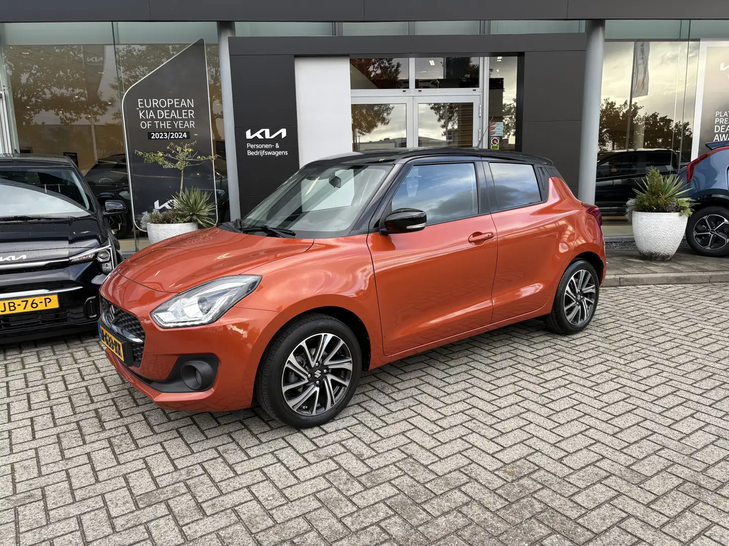 Suzuki Swift 1.2 Style Smart Hybrid Oranje - 1