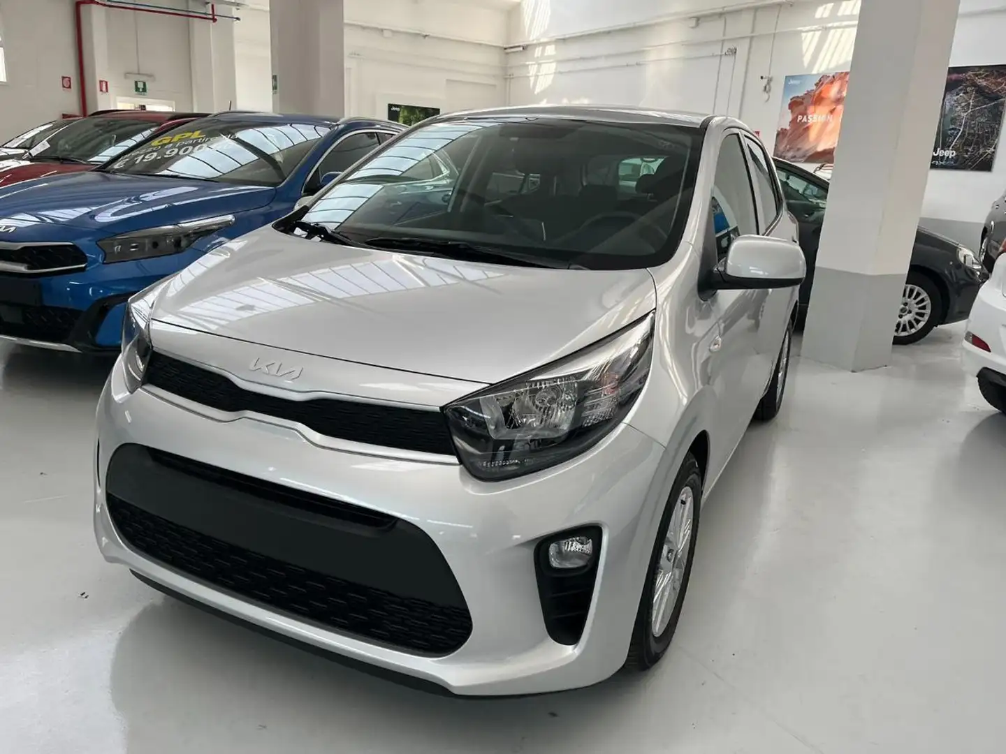 Kia Picanto 1.0 12V 5 porte Urban Gris - 1