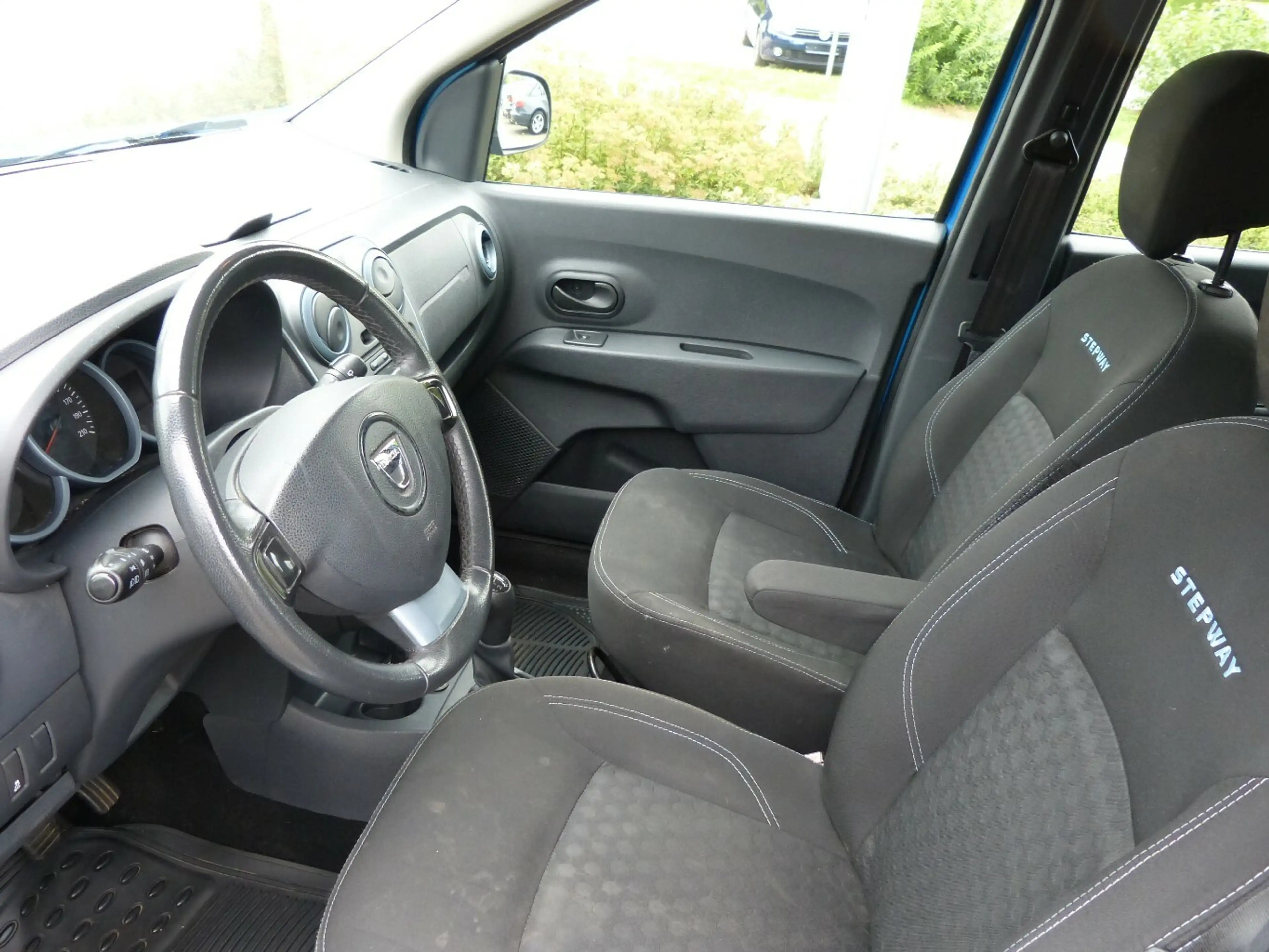 Dacia Lodgy Stepway TCE 115 [NAVI/SHZ/PDC/7-Sitze] — photo 10