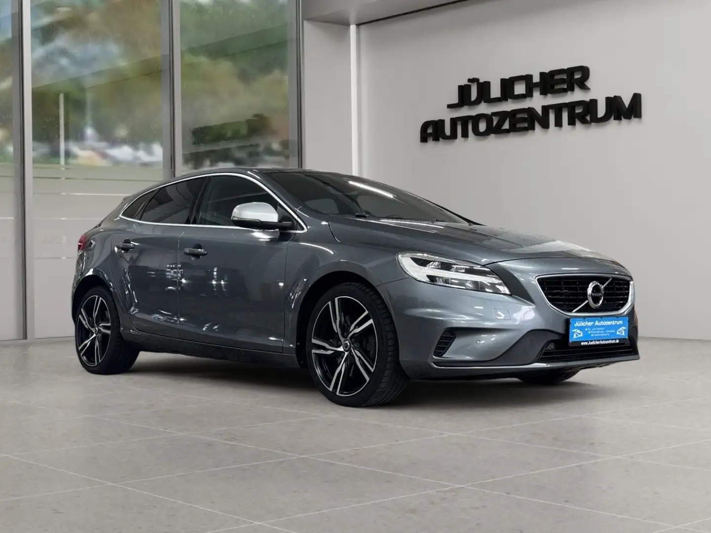 Volvo V40 Momentum, Guter Zustand, Kein Wartungsstau Grau - 1