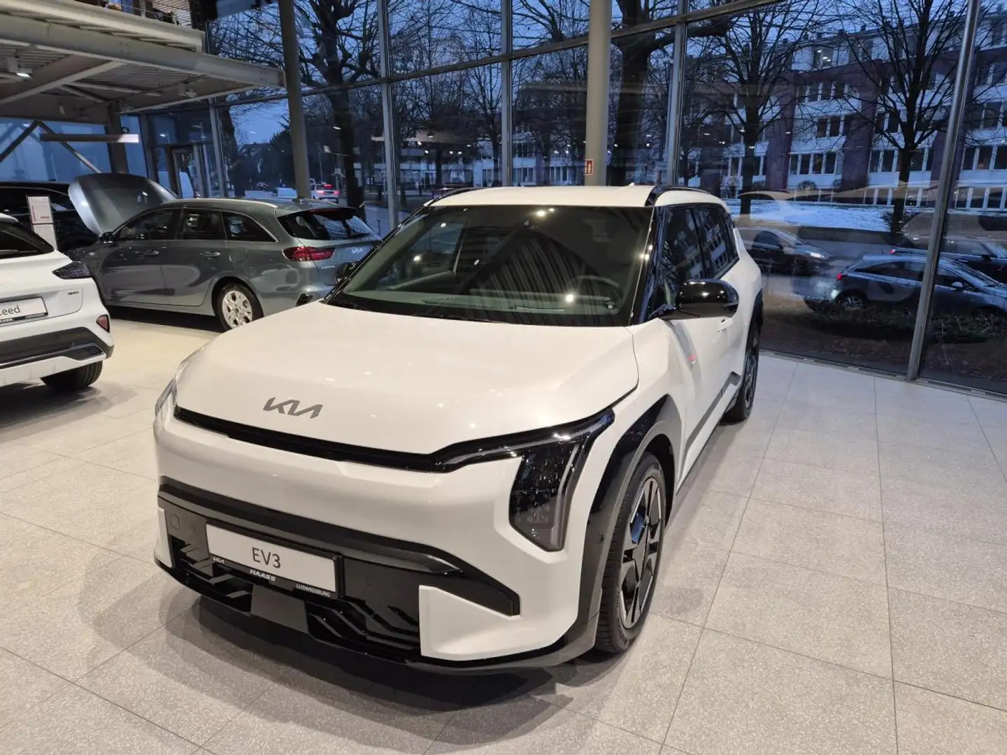 Kia EV3 AIR *Bestellfahrzeug* in Ludwigsburg bei Auto Haas Weiß - 1