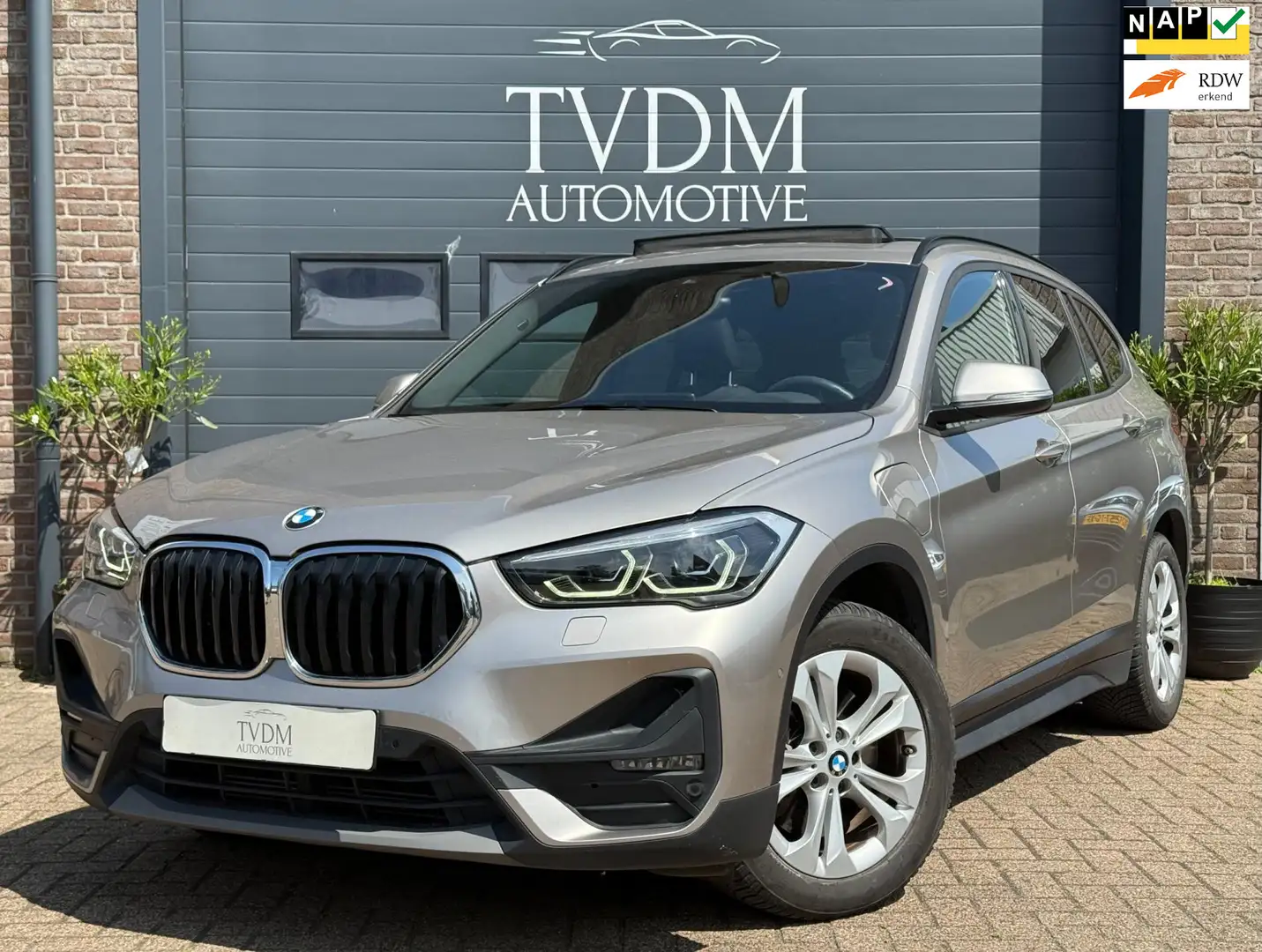 BMW X1 XDrive25e Executive|PANO|NAVI|CAMERA|STOELVERW|CRU Beige - 1