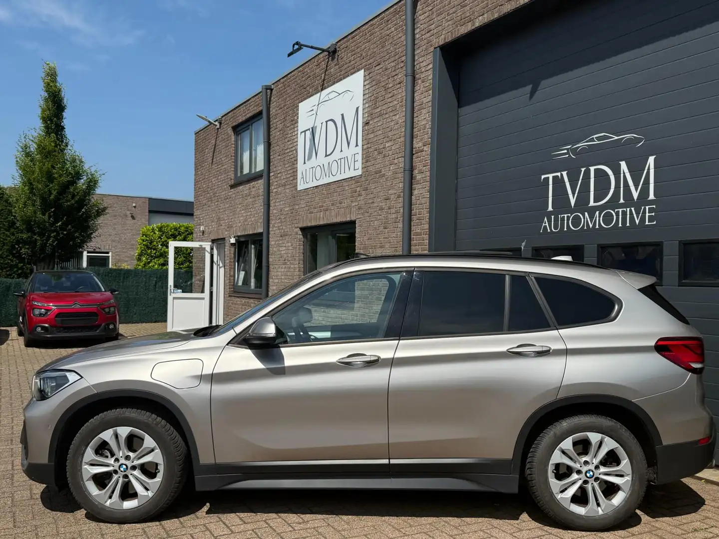 BMW X1 XDrive25e Executive|PANO|NAVI|CAMERA|STOELVERW|CRU Beige - 2