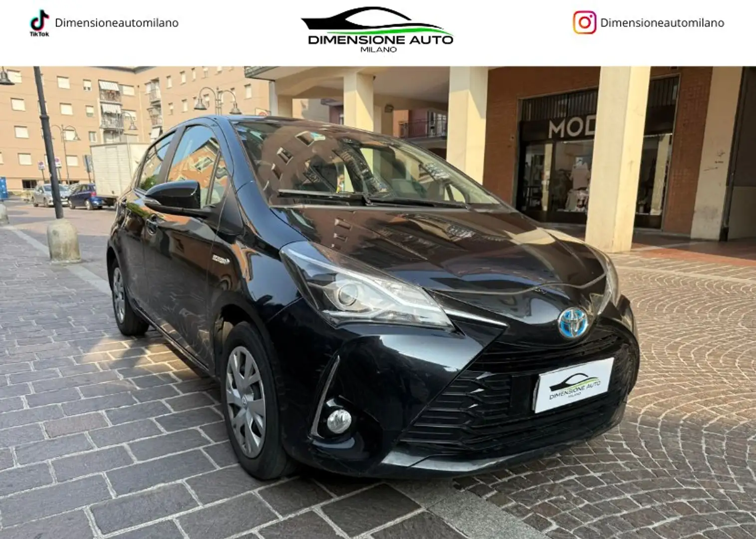 Toyota Yaris Yaris 5p 1.5h Cool Zwart - 1