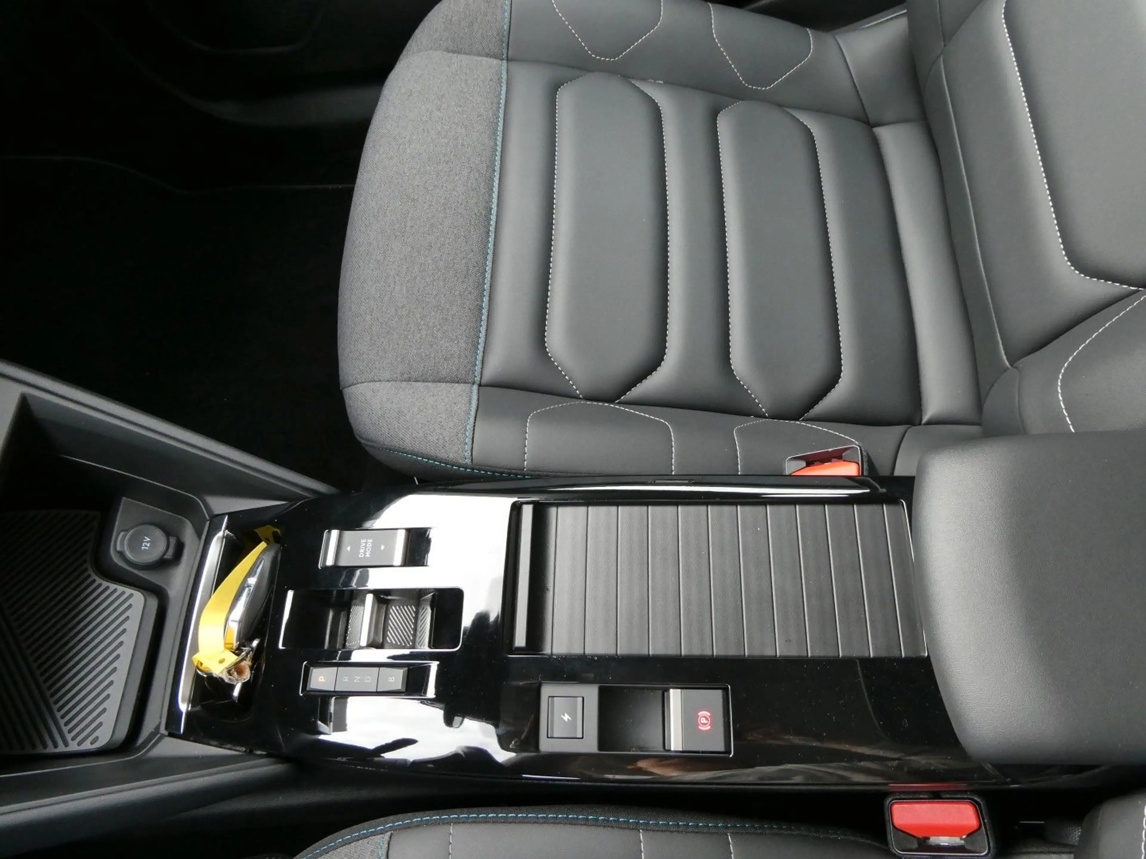Citroen C4 Lim. ë- Shine — photo 12