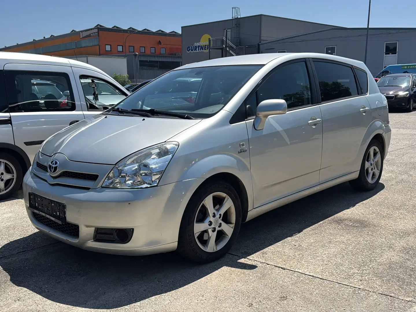 Toyota Corolla Verso 2.2 D-CAT Sol 7 Sitze Gris - 1